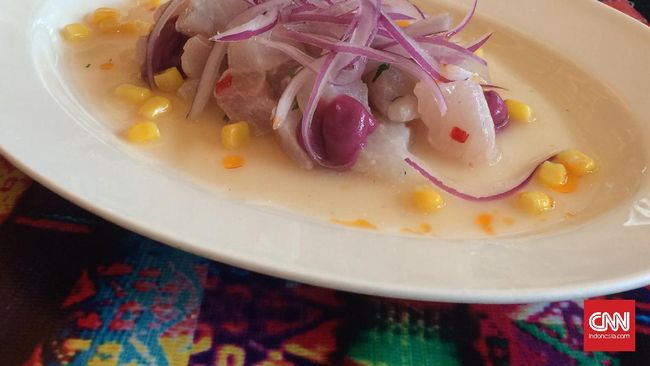 Penggunaan bumbu seperti jeruk nipis, bawang merah, bawang putih, daun ketumbar, dan cabai memberikan indikasi adanya kemiripan kuliner Peru dengan Indonesia.