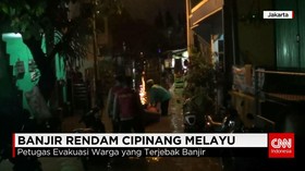 Cipinang Melayu Banjir, Petugas Evakuasi Warga