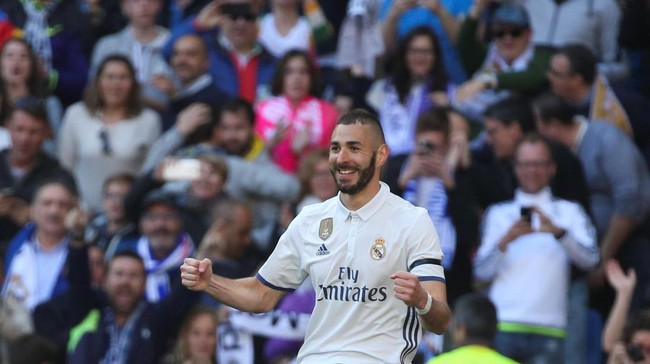 Real Madrid sukses melibas Deportivo Alaves dengan skor 3-0 di Santiago Bernabeu. Kemenangan ini membuat Los Blancos unggul lima poin atas rivalnya, Barcelona.