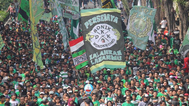 Iwan Setiawan dihukum larangan mendampingi Persebaya sebanyak satu kali dan denda Rp100 juta karena memprovokasi Bonek dengan mengacungkan jari tengah.