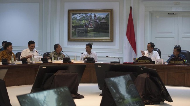 Presiden Jokowi menginstruksikan seluruh menteri dan kepala lembaga untuk memeriksa langsung setiap program kerja yang menggunakan duit APBN yang telah dibuat.