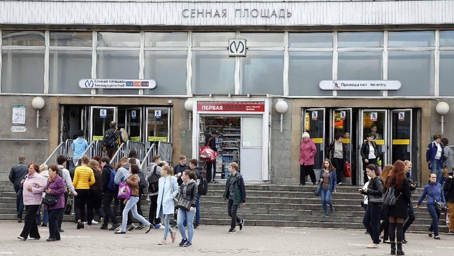 Bom bunuh diri di metro St. Petersburg, Rusia, sempat mengacaukan keseharian di kota tersebut. Namun, situasi itu justru membuat warga di kota itu bersatu.