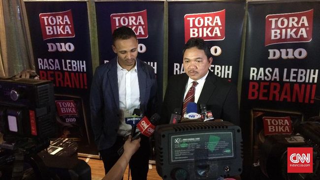 Odemwingie Bicara Kekuatan Essien dan Cole Peter Odemwingie enggan membandingkan kemampuan dirinya dengan Michael Essien dan Carlton Cole yang lebih dulu merapat ke Persib Bandung.