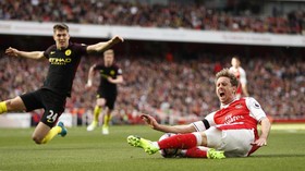 Guardiola Sesalkan 'Handball' Monreal Tak Berbuah Penalti