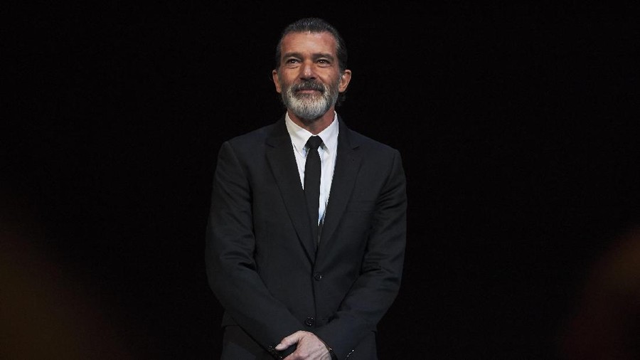 MALAGA, SPAIN - MARCH 25:  Spanish actor Antonio Banderas receives the honorary Gold Biznaga award during the 20th Malaga Film Festival at the Cervantes Teather on March 25, 2017 in Malaga, Spain.  (Photo by Carlos Alvarez/Getty Images)