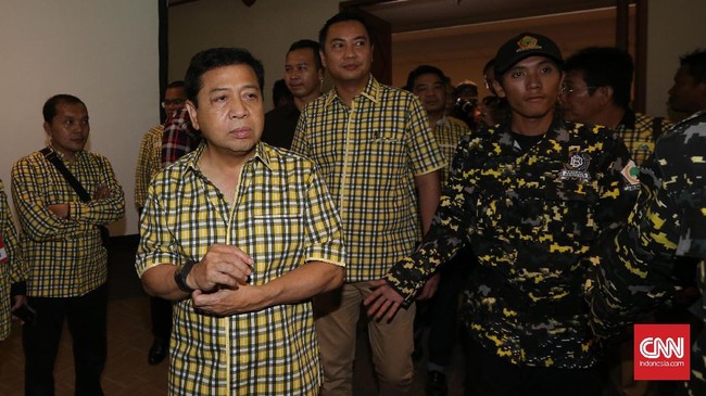 Penyakit Ketua Umum Partai Golkar Setya Novanto disebut bertambah. Novanto dilaporkan mengidap tumor di sekitar tenggorokan menjelang kepulangannya.