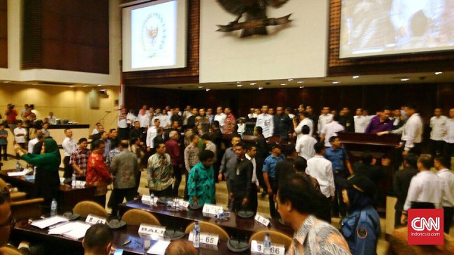 Anggota DPD dapil Sulawesi Utara Benny Rhamdani menampik tudingan melakukan kekerasan pada senator Yogyakarta Afnan Hadikusumo di sidang paripurna DPD. 