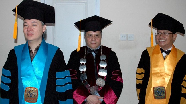 President University bersama Kawasan Industri Jababeka membuka kesempatan bagi 30 karyawan yang ingin mengejar gelar Master di bidang informasi dan teknologi.