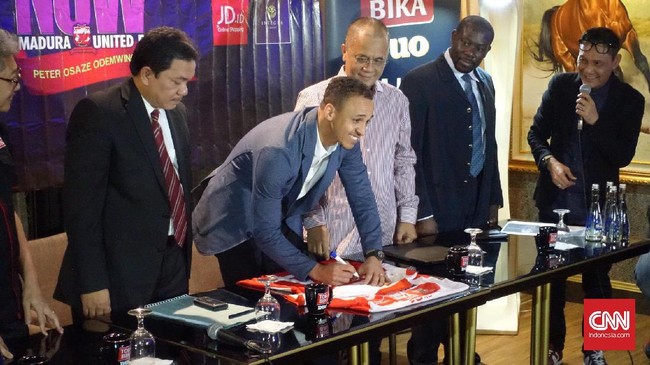 Mantan penyerang Timnas Nigeria di dua Piala Dunia Peter Odemwingie mengaku suka warna kostum Madura United, klub yang akan dibelanya di Liga 1 musim ini.