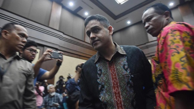 Politikus Demokrat Jafar Hapsah menuding M Nazaruddin sebagai pihak yang menyeret namanya hingga muncul dalam surat dakwaan kasus dugaan korupsi proyek e-KTP.