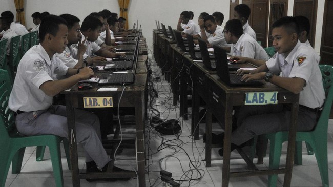 Terlalu dekatnya waktu penerbitan Permendikbud dengan pelaksanaan PPDB dinilai Ombudsman telah merugikan masyarakat karena sosialisasi PPDB tidak maksimal.