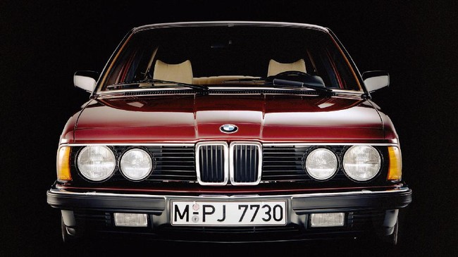 Sejarah BMW tak bisa lepas dari kehadiran sedan BMW Seri 5. Hadir sejak 1972, sedan kelas bisnis pabrikan Jerman ini telah memasuki generasi ketujuh.