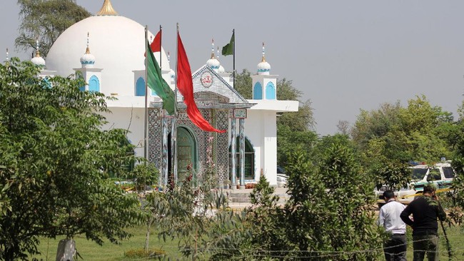 Sebanyak 20 jemaat kuil Sufi di tepi kota Sargodha, Pakistan, dilaporkan disiksa dan dibunuh penjaga kuil yang paranoid.