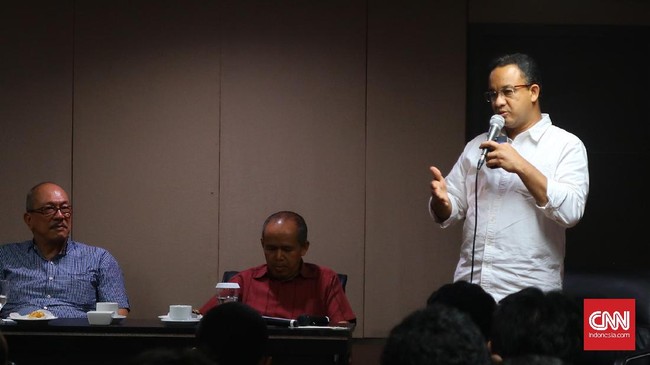 Walaupun mendapat dukungan, Anies Baswedan tampak berhati-hati saat akan menyampaikan sambutannya di Majelis Dzikir Ar-Risalah, Jakarta Timur.