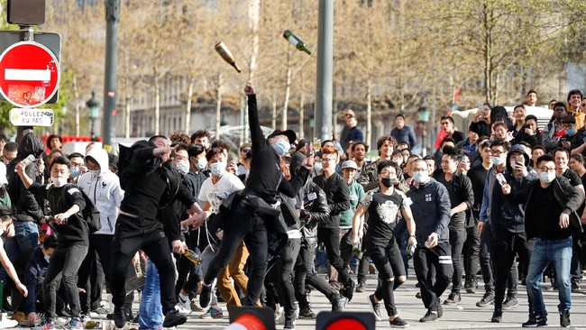 Ribuan warga kembali berdemo di Paris, Perancis, menuntut keadilan atas kematian seorang pria etnis China oleh polisi pada akhir Maret lalu.