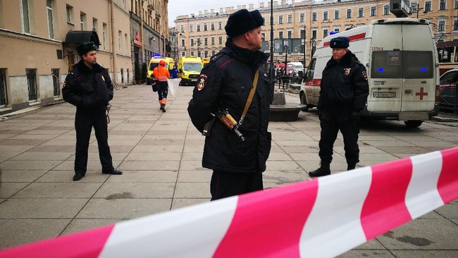 Terkait ledakan yang terjadi di stasiun kereta bawah tanah St. Petersburg, PM Rusia Dimitry Medvedev mengungkapkan bahwa ini adalah tindakan teroris.