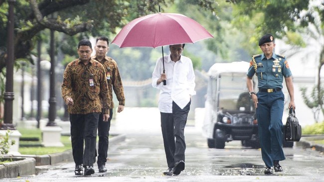 Presiden Jokowi mengeluhkan masih banyaknya aturan diterbitkan para menteri dan eselon I kementerian yang membuat investor alergi untuk masuk ke Indonesia.
