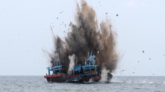 Guru Besar Hukum Internasional UI Hikmahanto Juwana menyebut banyak kapal asing takut berlayar di ZEE Indonesia kala Susi Pudjiastuti gemar menenggelamkan.