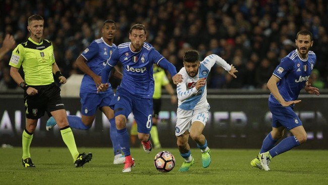 Berlaga di kandang Napoli, Juventus membuang-buang keunggulan 1-0 pada babak pertama. Napoli terhindar dari kekalahan berkat gol Marek Hamsik di babak kedua.