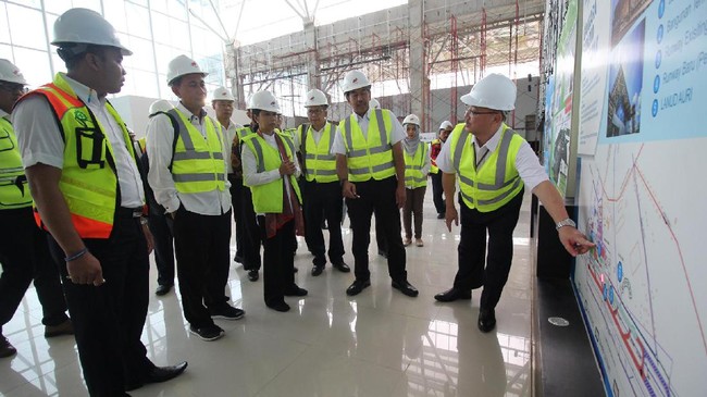 Manajemen Angkasa Pura II membidik pertumbuhan 5,2 persen dibandingkan jumlah penumpang tahun sebelumnya yang sebanyak 95 juta orang.
