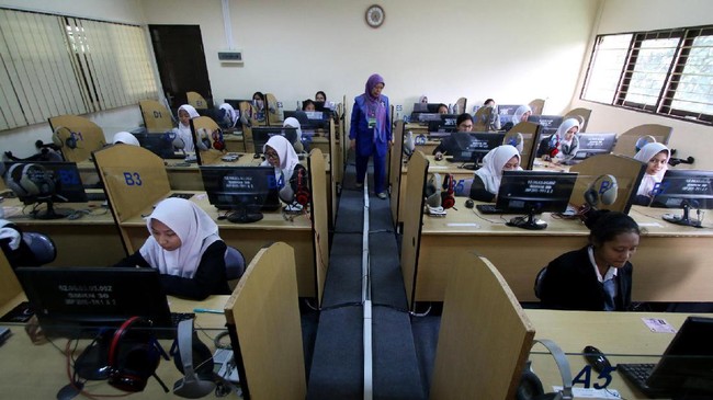 Menurut data Direktorat Pembinaan SMK Kemendikbud, Indonesia memiliki 13.167 SMK yang didukung 287.717 guru kejuruan sampai 2016 lalu.