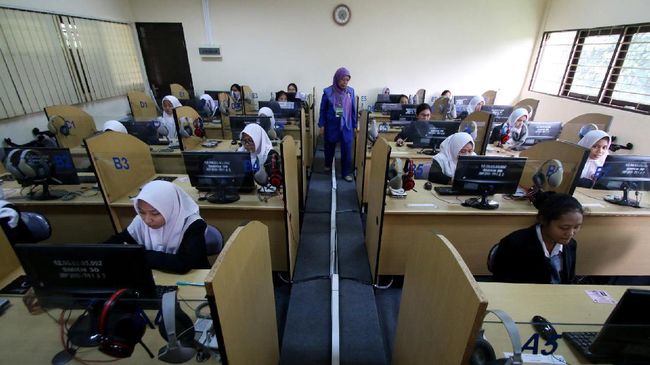 Badan Pusat Statistik (BPS) ungkap pada 2017 justru penyumbang terbesar angka pengangguran di Indonesia berasal dari lulusan SMK yakni sebanyak 11,41 persen.