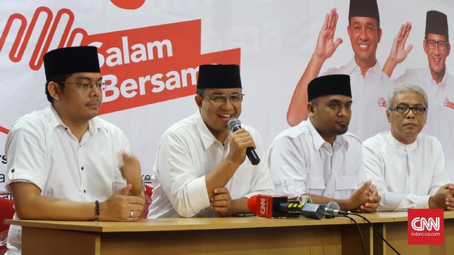 Tim pemenangan Anies-Sandiaga mendeteksi spanduk syariat Islam itu mulai beredar sejak tadi pagi di sejumlah titik, terutama di wilayah Jakarta Barat.
