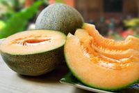 Wanita Ini Ditahan Polisi karena Tusuk Melon Rp 1,8 Juta Sampai Bolong!