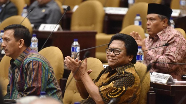 Oesman Sapta memiliki jabatan rangkap. Terkait hal ini, Oesman lantas membandingkan dirinya dengan ketua MPR dan DPR yang merangkap ketua umum parpol.