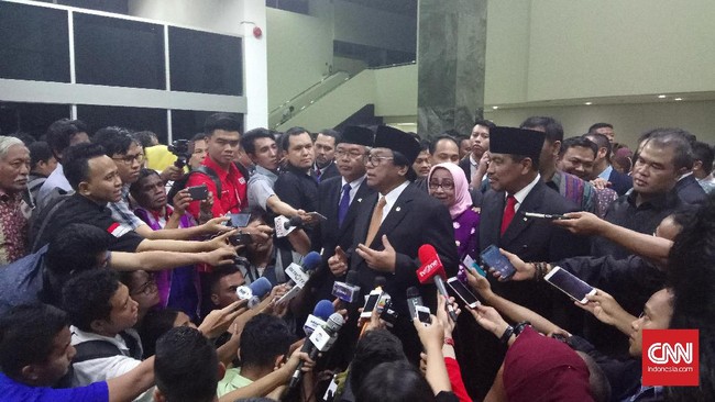 Oesman Sapta dilantik oleh Wakil Ketua MA Non-Yudisial Suwardi bersama dengan dua wakilnya untuk masa jabatan 2014-2019.