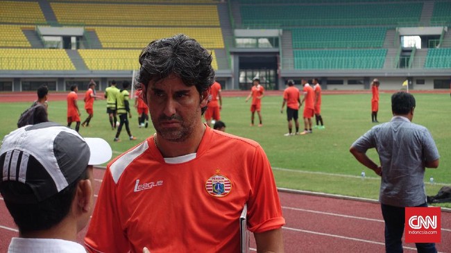 Pelatih Persija Stefano Cugurra masih berharap menuntaskan misinya di Macan Kemayoran selama satu musim. Teco terancam didepak di Persija.