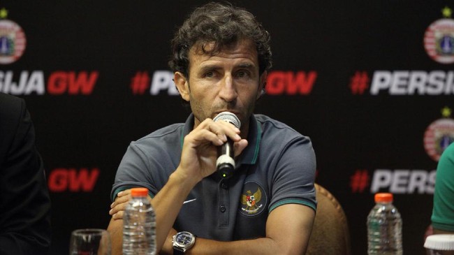 Belum juga hadir di pinggir lapangan, pelatih asal Spanyol Luis Milla sudah banjir tekanan di Persib Bandung.