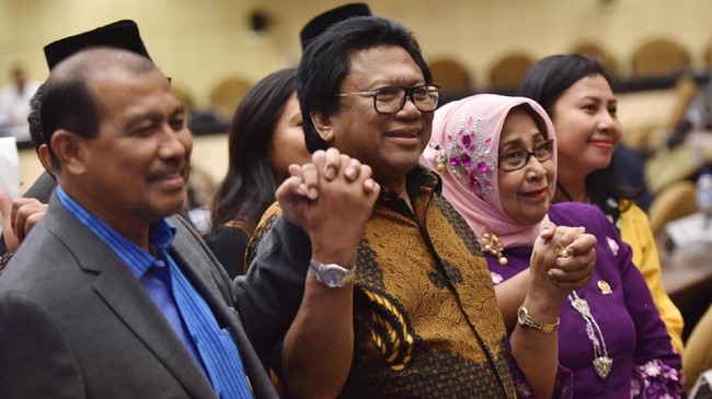 Sidang paripurna DPD berlangsung ricuh. Sejumlah senator menganggap kepemimpinan Oesman Sapta Odang tidak sah.