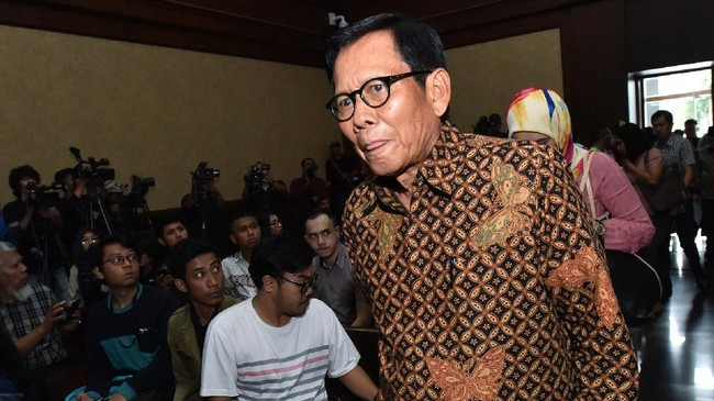 Uang ratusan juta diberikan Muhammad Nazaruddin terkait pembahasan proyek e-KTP yang bergulir di DPR. Uang itu digunakan Jafar Hafsah untuk membeli mobil.