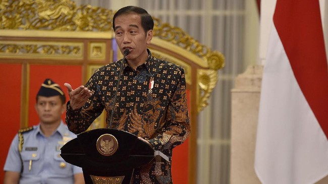 Jokowi memerintahkan jajarannya agar izin investasi yang berkaitan dengan barang ekspor dan substitusi impor bisa diberikan dengan 'tutup mata'.