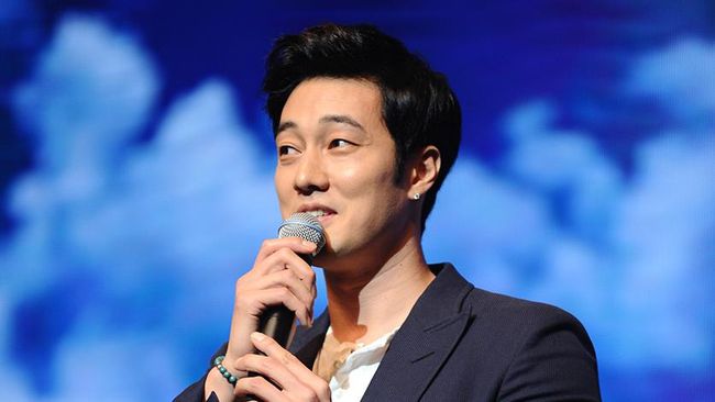 Tak hanya lihai berakting, So Ji Sub ternyata juga berprestasi di bidang olahraga, khususnya renang. Ia pernah mendapatkan medali perunggu tingkat nasional.