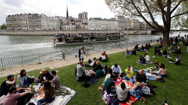 Demonstrasi di Paris membuat penulis harus menempuh perjalanan empat jam menuju kampus, yang biasanya hanya sekitar 25 menit.