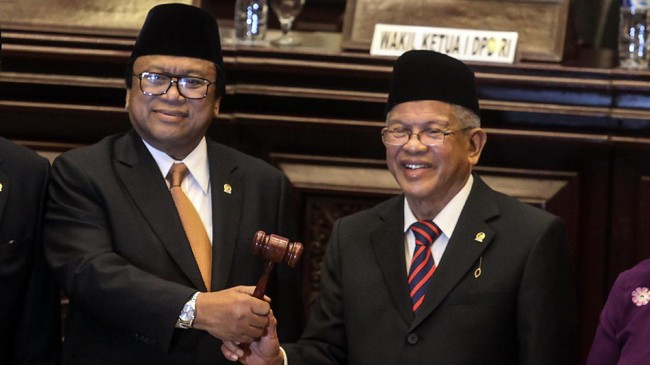 Komisi III DPR selaku mitra kerja Mahkamah Agung akan meminta penjelasan soal pelantikan Oesman yang dianggap bertentangan dengan putusan MA soal masa jabatan.