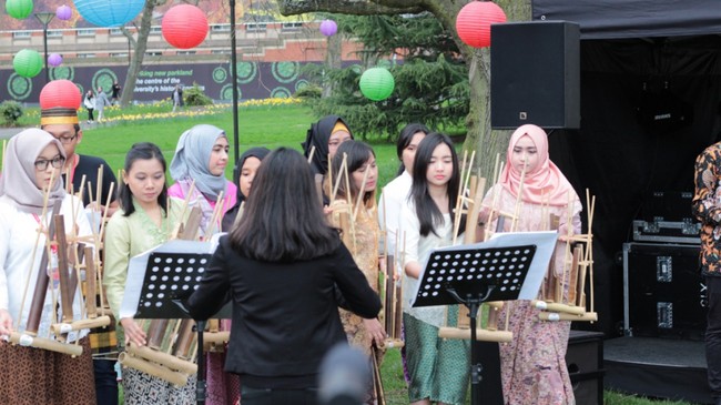 Ratusan mahasiswa asal Indonesia di Inggris, mengadakan penggalangan dana untuk pendidikan di Indonesia.