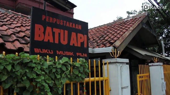 Perpustakaan Batu Api cukup terkenal di kawasan Jatinangor. Tapi pendirinya mengatakan tak paham teknis perpustakaan. Bagaimana ia bisa diakui?