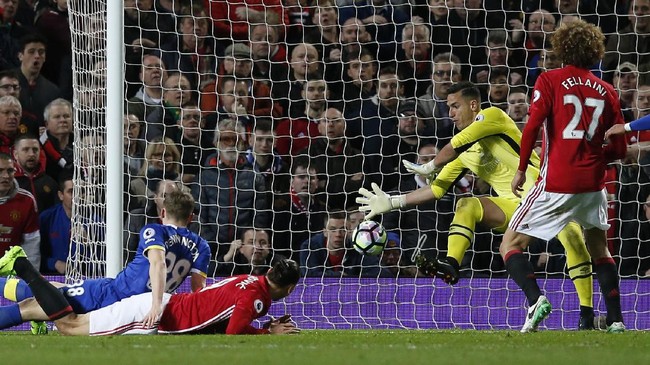 Zlatan Ibrahimovic sempat menyarangkan gol ke gawang Everton pada menit ke-71. Namun, golnya dianulir wasit karena dianggap offside.