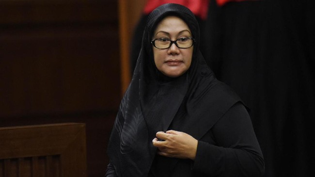 Ratut Atut dianggap bersalah menerima suap dalam proyek pengadaan alat kesehatan rumah sakit rujukan Dinas Kesehatan Banten dan penyusunan anggaran tahun 2012