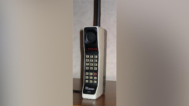 Penjualan perdana Motorola DynaTAC tepat 44 tahun lalu inilah menjadi tonggak sejarah bagi ponsel dan ponsel pintar saat ini.
