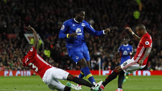 Everton berhasil unggul sementara 1-0 atas tuan rumah Manchester United hingga turun minum usai babak pertama laga Liga Inggris di Old Trafford, Selasa (4/4).