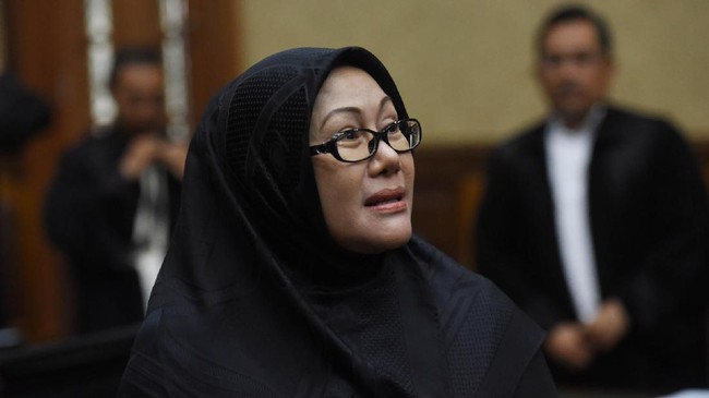 Sejumlah krabat mantan Gubernur Banten Ratu Atut Chosiyah yang menjadi peserta pilkada dinyatakan unggul berdasarkan hitung cepat.