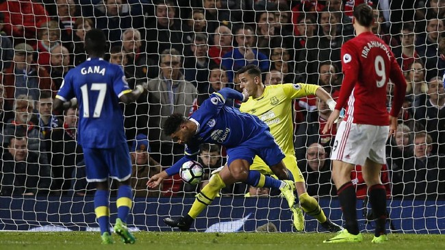 MU mengakhiri laga menjamu Everton di Old Trafford dengan beruntung. Pasalnya, di menit terakhir MU terhindar dari kekalahan karena kesalahan bek Everton.