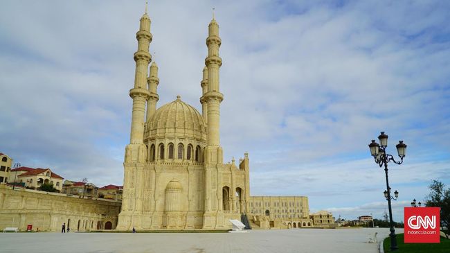 Di Masjid Heydar Aliyev, kaum Sunni dan Syiah melakukan salat Jumat bersama. Kedua kaum ini juga saling menikahkan keluarganya.