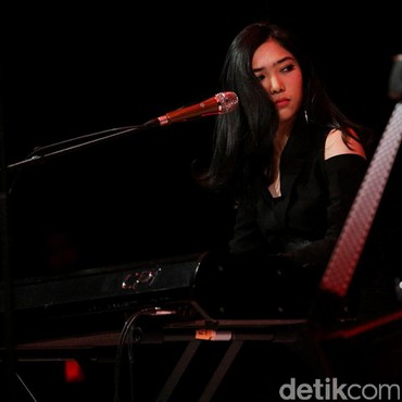 Isyana Mewek di Panggung karena Anang dan Maia