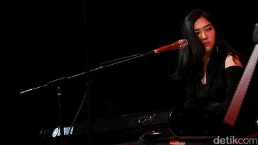 Isyana Mewek di Panggung karena Anang dan Maia