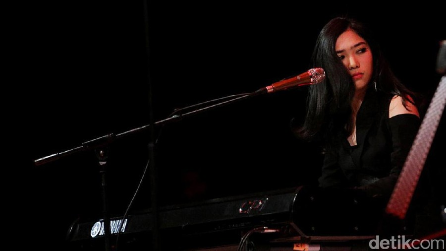 Isyana Sarasvati jarang terlihat menangis di atas panggung. Penyanyi cantik ini bahkan lebih banyak bertingkah lucu ketika bernyanyi.